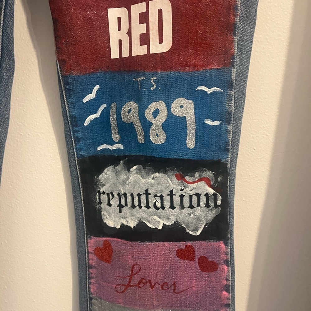 Hand-Painted Levi’s: Taylor Swift Album Tribute Jeans size 13 - Picture 5 of 10